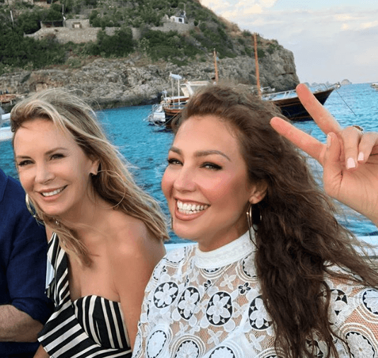 Los seguidores de la cantante resaltaron enseguida la cabellera rizada de Thalía en su viaje a Italia, misma que compararon con el estilo de uno de sus personajes más emblemáticos en la pantalla chica: Marimar.
