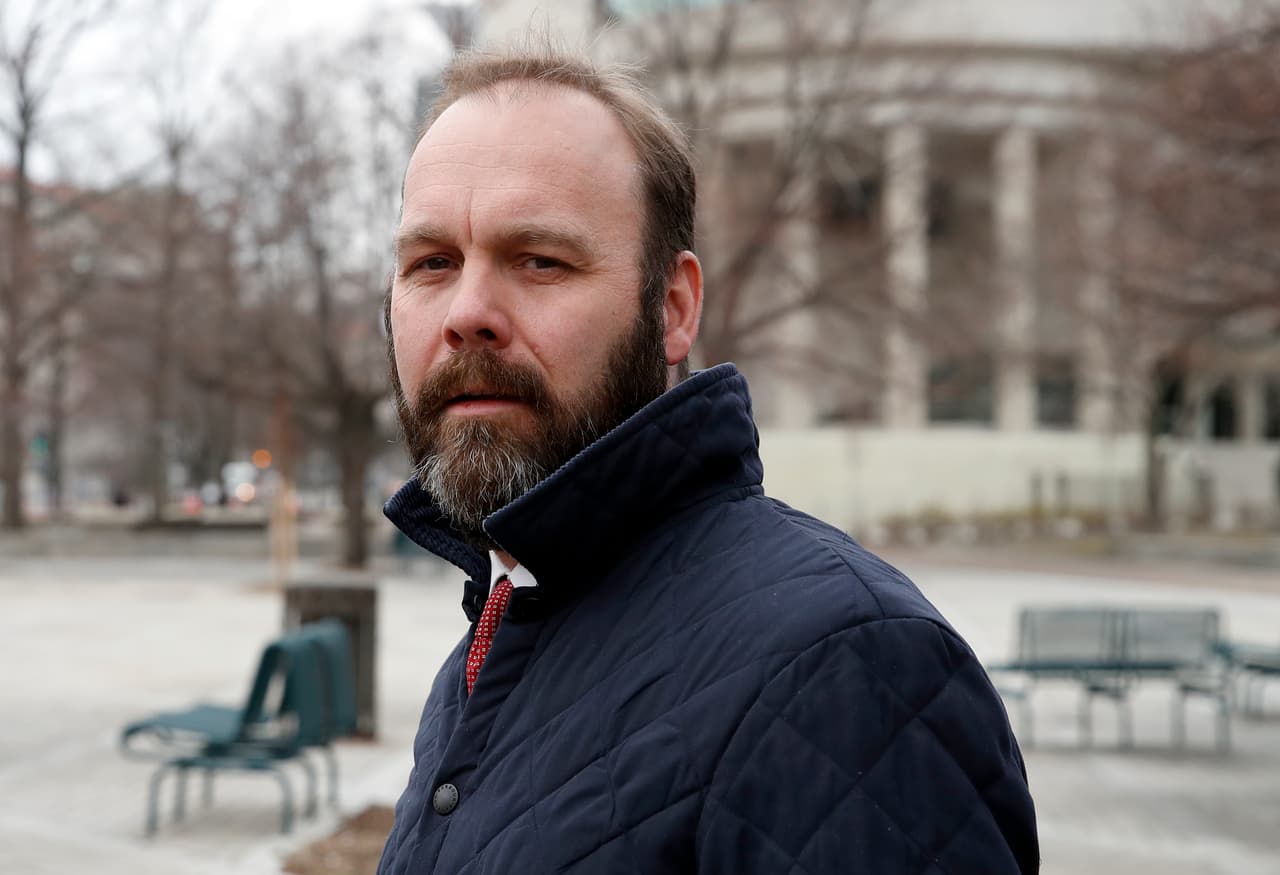 <b>Rick Gates, socio de Paul Manafort y asesor en la campaña presidencial de Trump.</b> Fue acusado por la oficina del fiscal especial por cargos de conspiración, blanqueo de activos y falsas declaraciones. 
<a href="https://www.univision.com/noticias/politica/rick-gates-asistente-de-campana-de-trump-dice-que-cometio-crimenes-por-mandato-de-paul-manafort">Se declaró culpable a principios de 2018 de hacer declaraciones falsas y delitos financieros.</a>