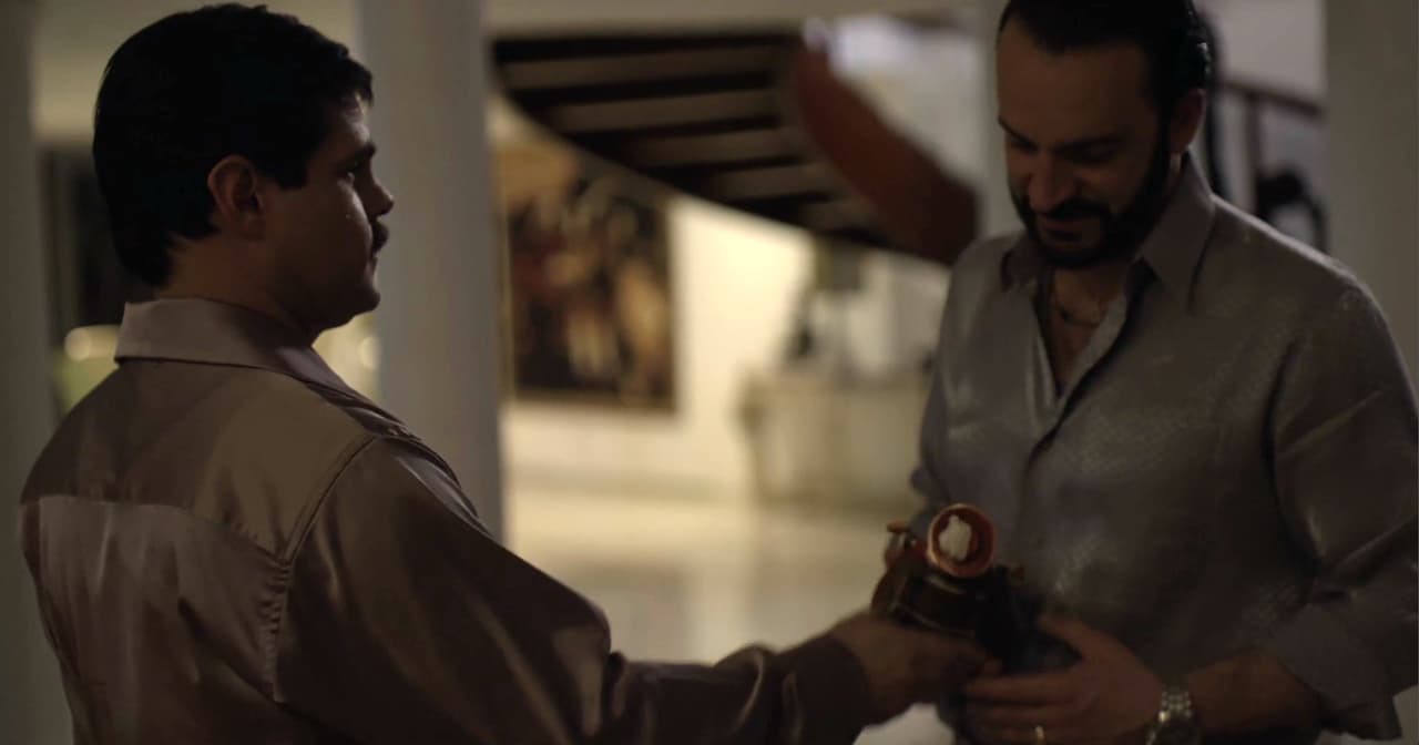 Además de brindar junto a todos sus aliados por la valentía de Arturo, ‘El Chapo’ regalo a Arturo un pequeño ángel de yeso con incrustaciones de diamantes en los ojos para que lo cuidará.