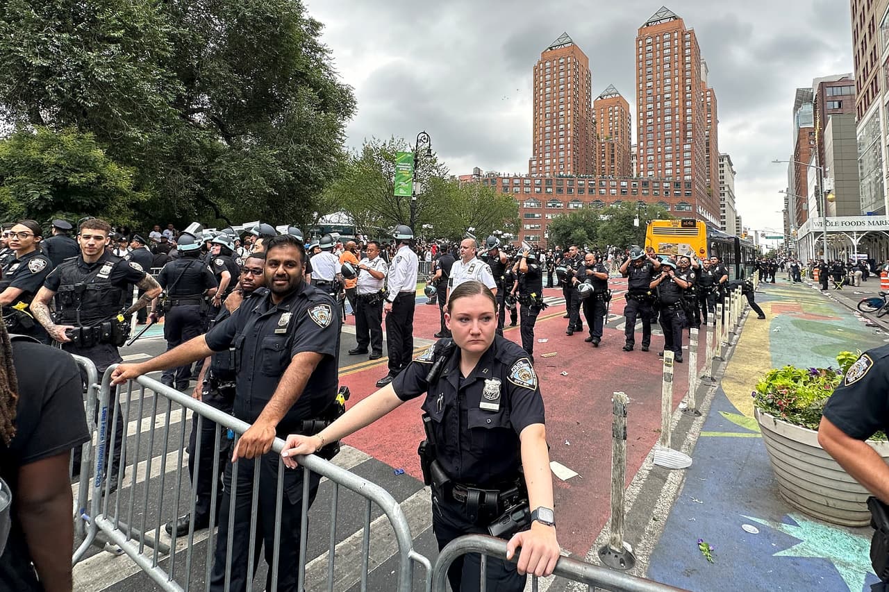 Los agentes tuvieron que levantar varias barricadas en los alrededores de Union Square.
