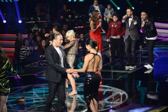 Los jueces subieron al escenario para darnos una clase de baile. Ana Torroja hasta se quitó los zapatos, Cristian Castro enseñó su movimiento de cadera a María León, Espinoza Paz bailó pegadito con Paty Cantú y Pee Wee se movió con candela.