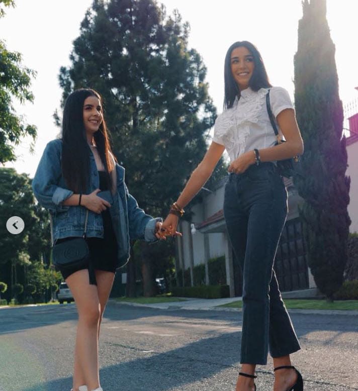 Pero el actor no fue el primero en felicitarla. Una hora antes lo hizo su hermana Alejandra, de 20 años, y se ganó una peculiar respuesta por parte de Ana Paula. 
<br>