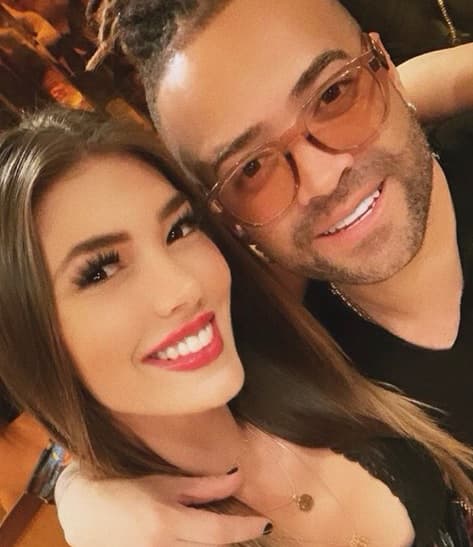 Tulián, de 23 años, participó con Nacho, de 36, en el video 
<b><a href="https://www.youtube.com/watch?v=mJCqqqzOf5A" target="_blank">'Mi vida'</a></b> y además estuvo con él durante parte de su gira por Europa, lo que despertó sospechas entre algunos de los seguidores del cantante.