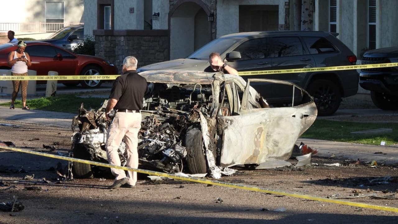 La tarde del jueves 29 de febrero se registró un accidente donde una persona perdió la vida cerca de 67th Avenue y Fillmore Street, en Phoenix. Un vehículo se impactó contra varios automóviles estacionados, incendiándose debido al fuerte impacto.