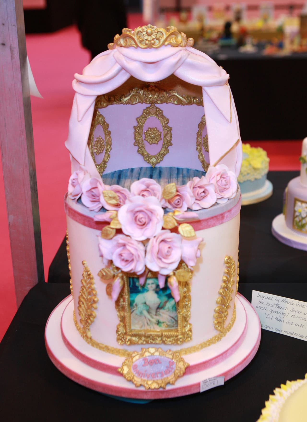 La competencia de pasteles mundial, Cake International, exhibió pasteles que llevan la decoración culinaria a lugares inesperados, con repostería en forma de personajes de películas, pájaros, perros y hasta un bebé. El show se llevará a cabo del 17 al 19 de marzo en Birmingham, Inglaterra.