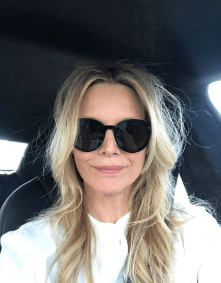 <b>Michelle Pfeiffer </b>
<br>Desde la década de los 80, la estrella americana se ha posicionado como una reconocida artista que ha interpretado diversos personajes. Tras la producción de Tim Burton, Michelle encarnó a la villana de ‘Maleficent: Mistress of Evil’, Queen Ingris.