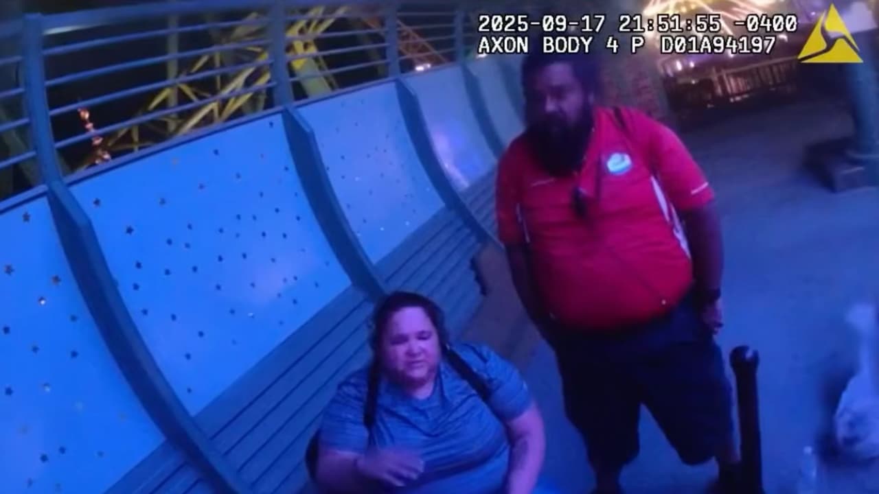 En el video se observa la llegada de agentes y personal médico, así como la coordinación en la escena mientras intentan estabilizar al visitante tras descender del juego. En la imagen, la novia de Kevin Rodríguez Zavala explicaba a los agentes que el puertorriqueño se golpeó repetidamente en la atracción.