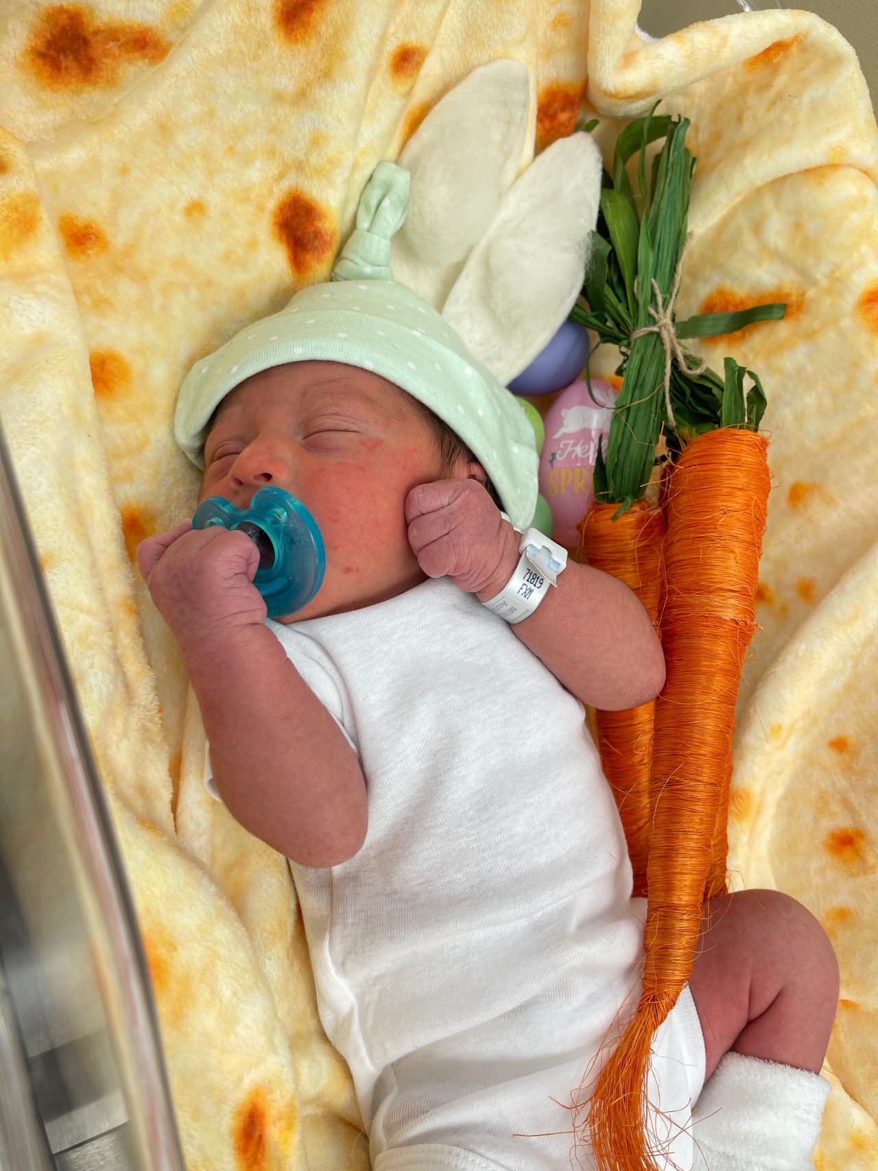 El mejor regalo de canasta de Pascua que una mamá puede tener es un recién nacido saludable.