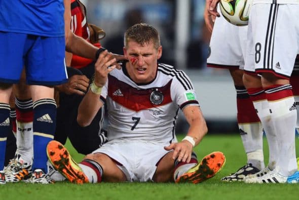 Bastian Schweinsteiger es atendido después de una colisión.