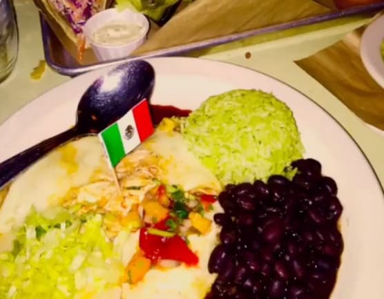 Los amigos de la cantante la consintieron mucho, pues la llevaron a un lugar con comida mexicana.