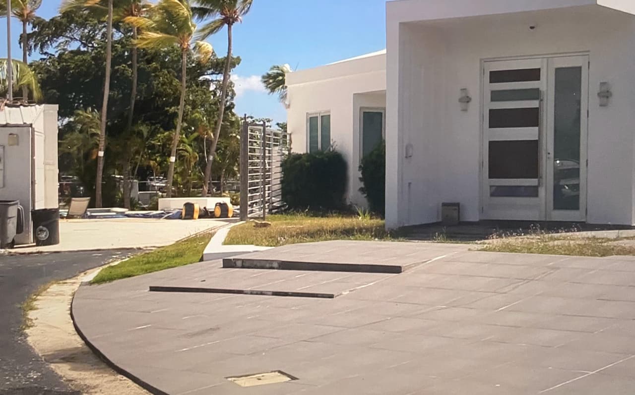 Incluso, alegaron que les ofrecían sesiones de fotos privadas y hasta ser "sugar babies", es decir, ser sus amantes a cambio de lujos
<b>, </b>favores monetarios y exposición.