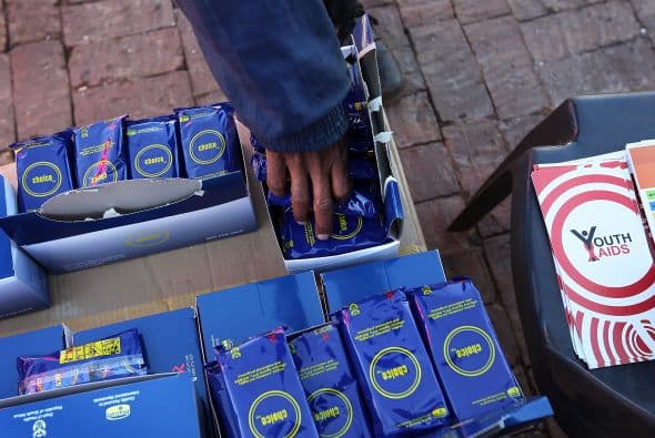 Esta última meta pretende lograrse deteniendo y comenzado a reducir la propagación de la afección, así como, el acceso universal al tratamiento de la misma de todas las personas que lo necesiten y la incidencia de la malaria y otras dolencias graves.