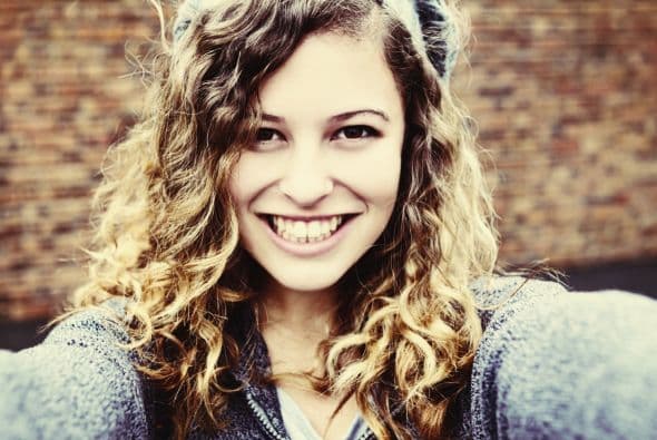 Un peinado suave. Los chongos, coletas de caballo y trenzas demasiado tirantes pueden crear ángulos extraños, haciendo que tu cabeza y torso se vean más grandes.