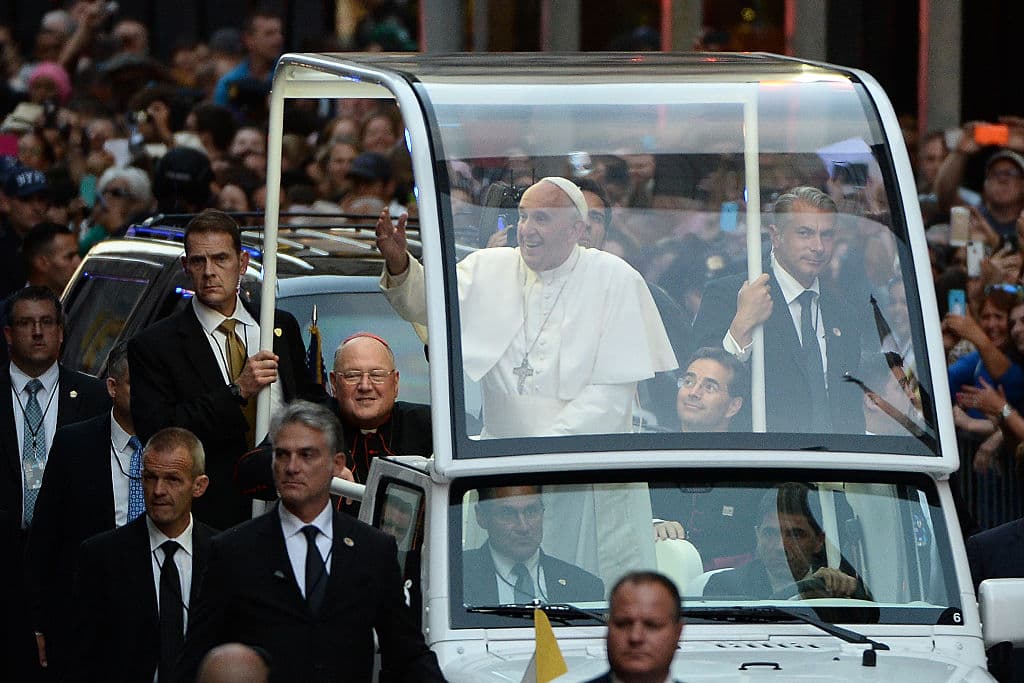 <b>Esperan al Papa en la Quinta Avenida. </b>El Papa Francisco recorre la Quinta Avenida en dirección a la Catedral de San Patricio el 24 de septiembre de 2015 en la ciudad de Nueva York. El Papa realizó una visita de seis días a los Estados Unidos, con paradas en Washington, la ciudad de Nueva York y Filadelfia.