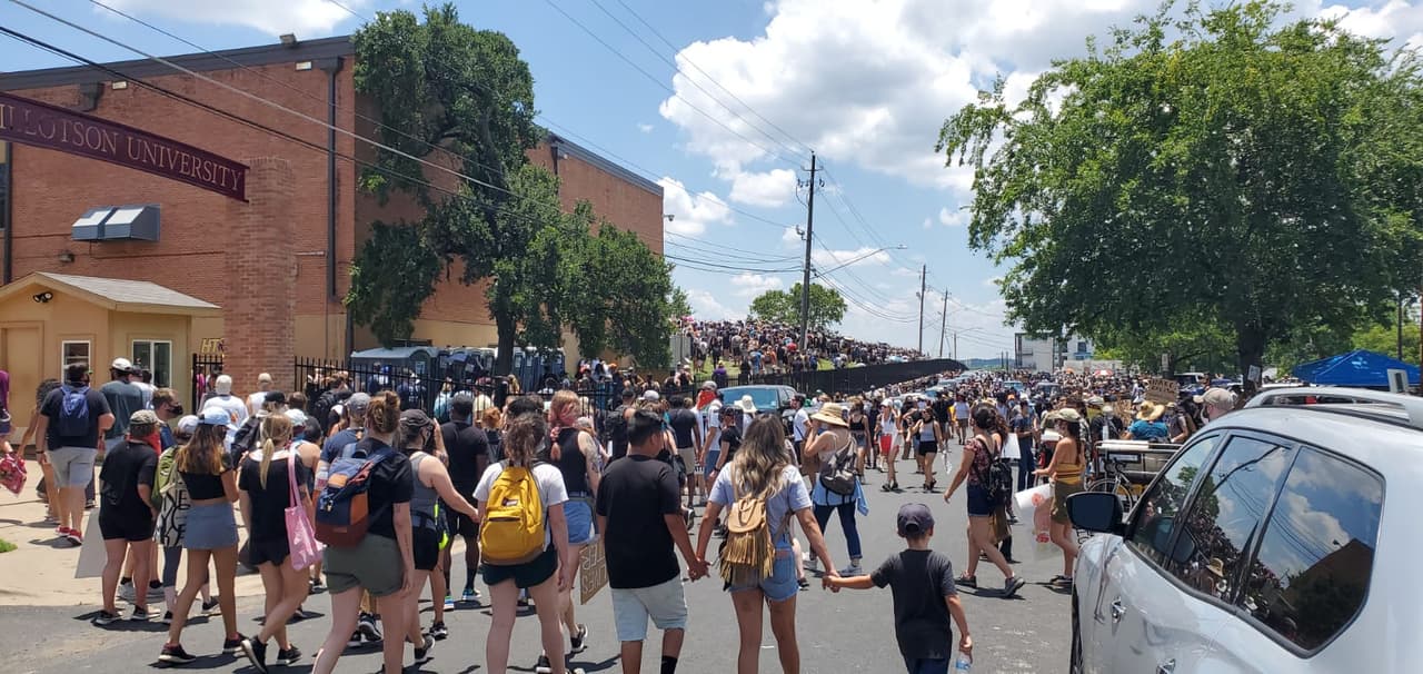 Las manifestaciones surgieron el viernes pasado después de la muerte de George Floyd en Minneapolis mientras estaba bajo custodia policial. Algunas han sido pacíficas y
<a href="https://www.univision.com/local/austin-kakw/duenos-de-negocios-cierran-de-nuevo-sus-puertas-tras-saqueos-en-medio-de-las-manifestaciones-video">otras se han vuelto violentas, con saqueos y vandalismo.</a>