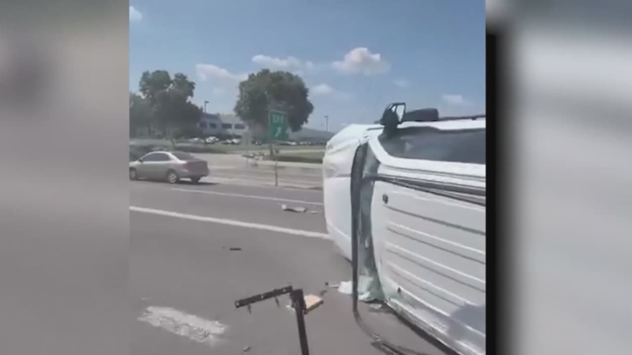 Hombre rescata a una familia tras sufrir una aparatosa volcadura 