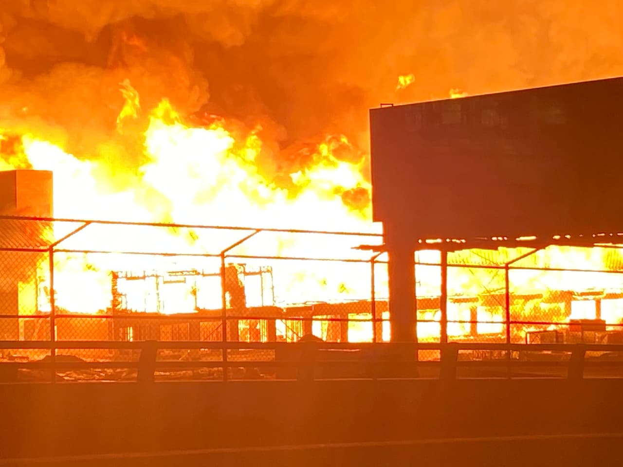 El fuego se estaba extendiendo hacia el este hacia otras propiedades comerciales, reportan los bomberos de Phoenix. 
<br>