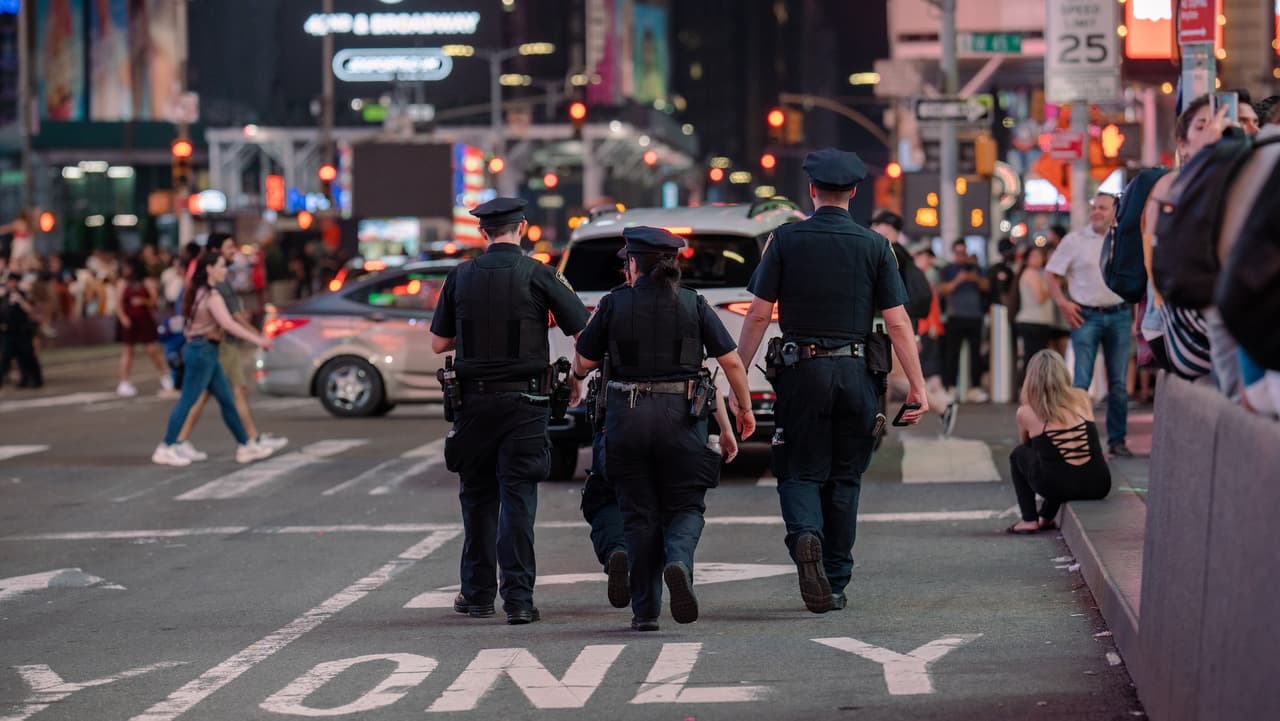 Bebé de seis meses es abandonada en su coche en Times Square: NYPD busca al responsable