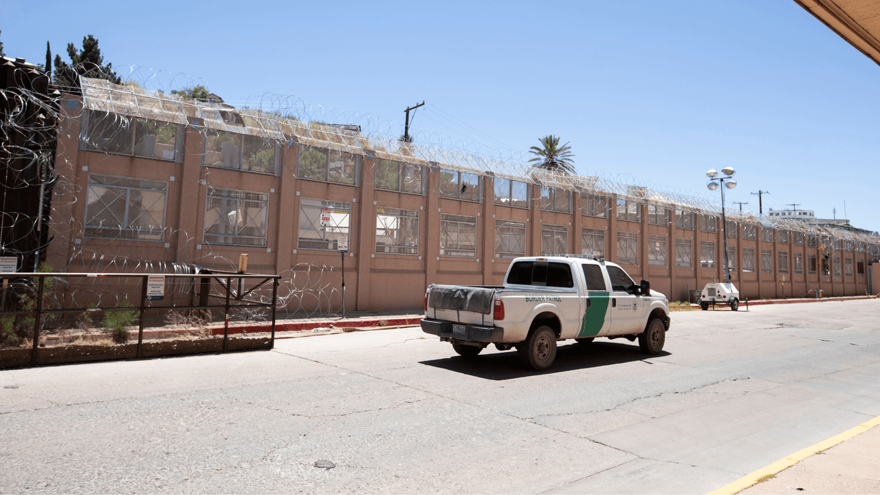 <h2 class="cms-H2-H2"><b>Antes de llegar al puerto de entrada, puedes tener tu trámite iniciado para agilizar el proceso</b></h2>
<br>Visita el sitio 
<b><a href="https://i94.cbp.dhs.gov/home" target="_blank">https://i94.cbp.dhs.gov/home</a></b> para empezar el trámite. Te van a pedir tus datos personales, 
<b>pasaporte o una Border Crossing Card</b> (la visa de turista que viene en forma de tarjeta).
<br>
<br>Te pedirán información sobre 
<b>dónde te quedarás en Estados Unidos y además un pago de $6.</b> Cuando termines el trámite, esta será tu I-94 provisional.
<br>
<br>Cuando vayas a cruzar, en el puente o puerto de entrada te harán una entrevista y te tomarán una foto para terminar con el proceso.