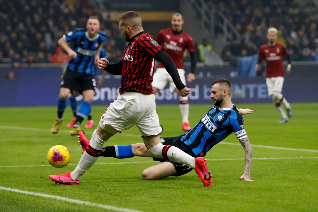 Inter se impone al Milan tras un partidazo. Cuatro goles a dos marcaron la diferencia en este derby. Zlatan y Rebic anotan por parte del Milan, mientras que por parte del Inter anotaron Brozovic, Vecino, Stefan de Vrij y Lukaku al último minuto.
