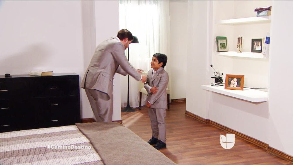 Carlos cuida de él y se preocupa para que nada le falte.