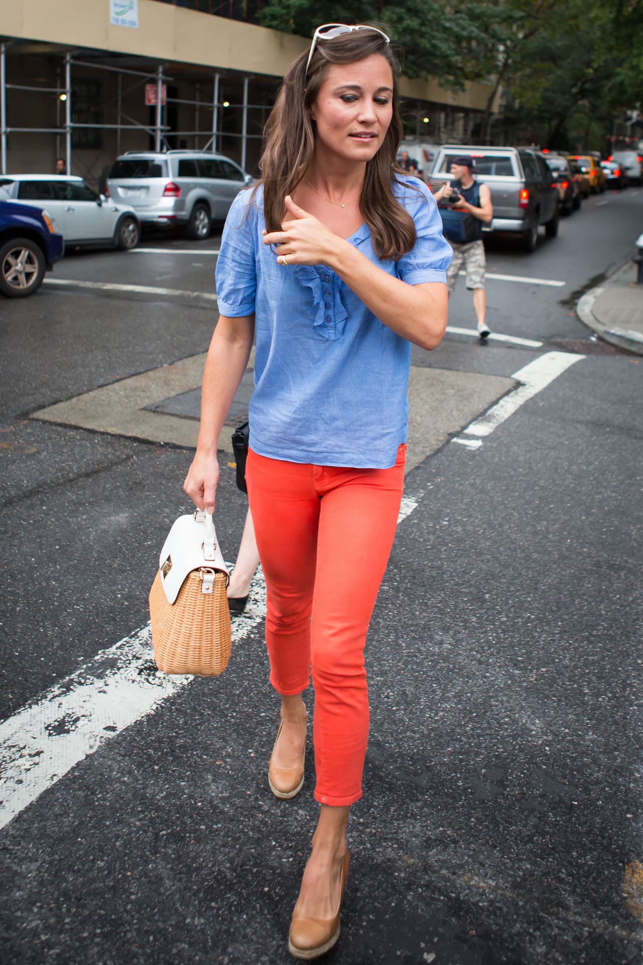 Para un clima más cálido, Pippa elige colores vibrantes y accesorios neutros.