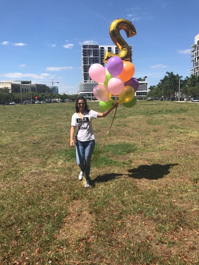 <b>Ana Patricia</b> se encargó personalmente de la decoración y comprar los globos que se usarían para crear el escenario de la sesión fotográfica.