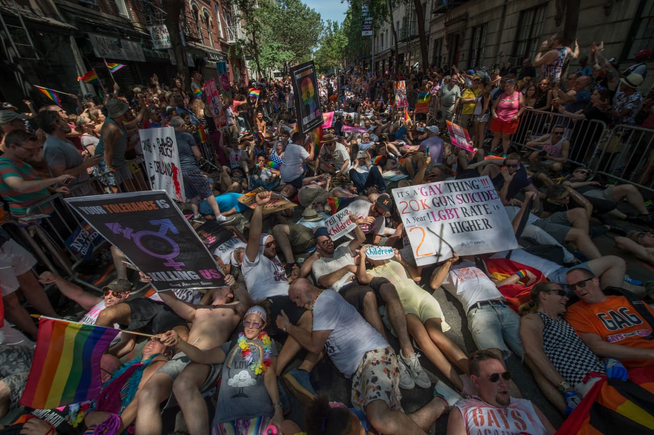 La organización “Gays Against Guns” impactó con su mensaje.