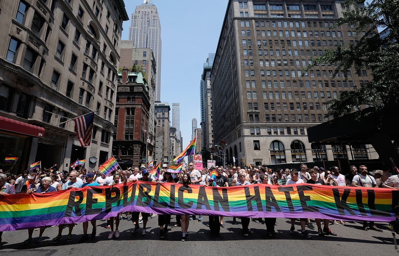“El odio republicano mata” denunció este grupo en el desfile.