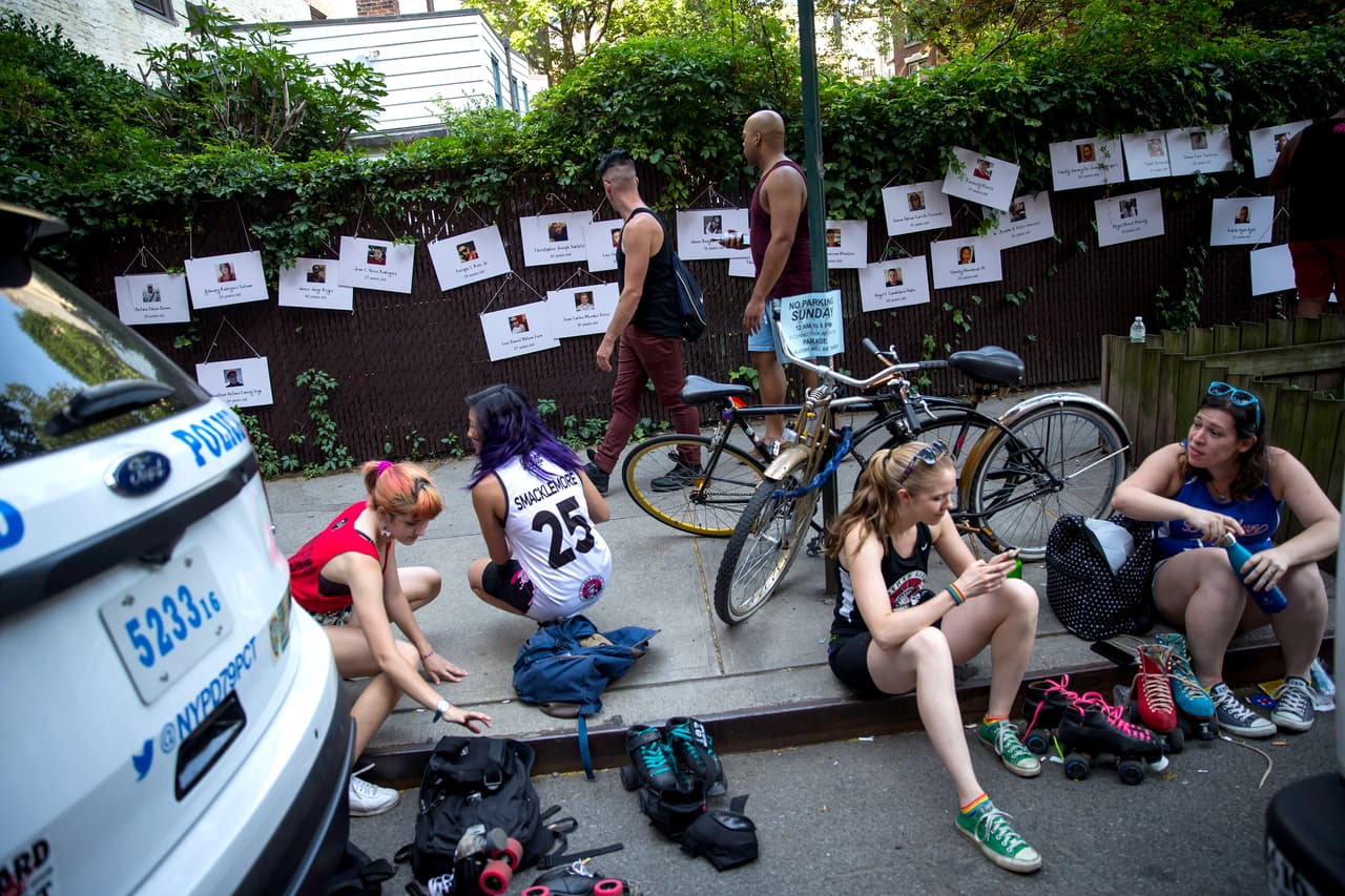 Las fotos de las 49 víctimas de la masacre en Orlando, en la ruta.