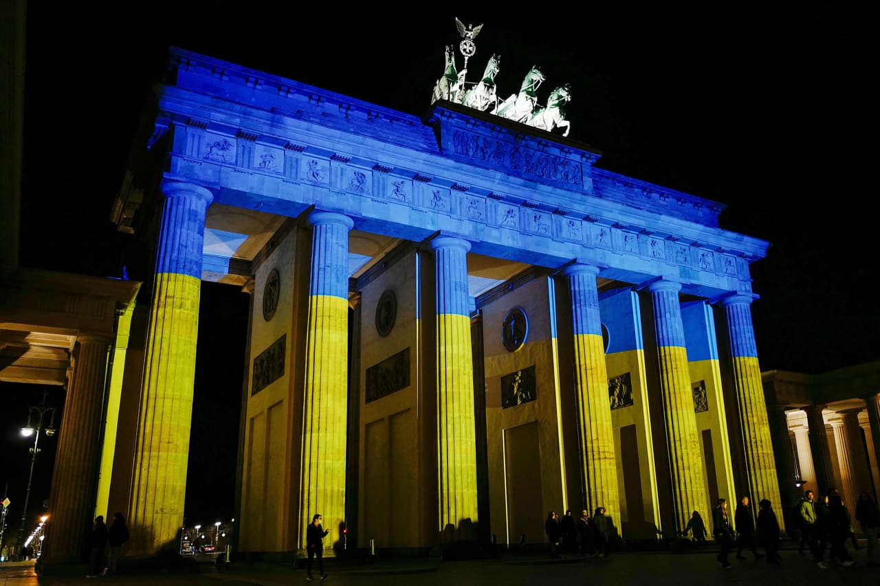 La Puerta de Brandenburgo de Berlín, iluminada con los colores de la bandera ucraniana el 23 de febrero. Como parte de las sanciones, Alemania acordó la suspensión de la construcción del gasoducto 'Nord Stream 2', una infraestructura diseñada para transportar gas natural ruso a este país.