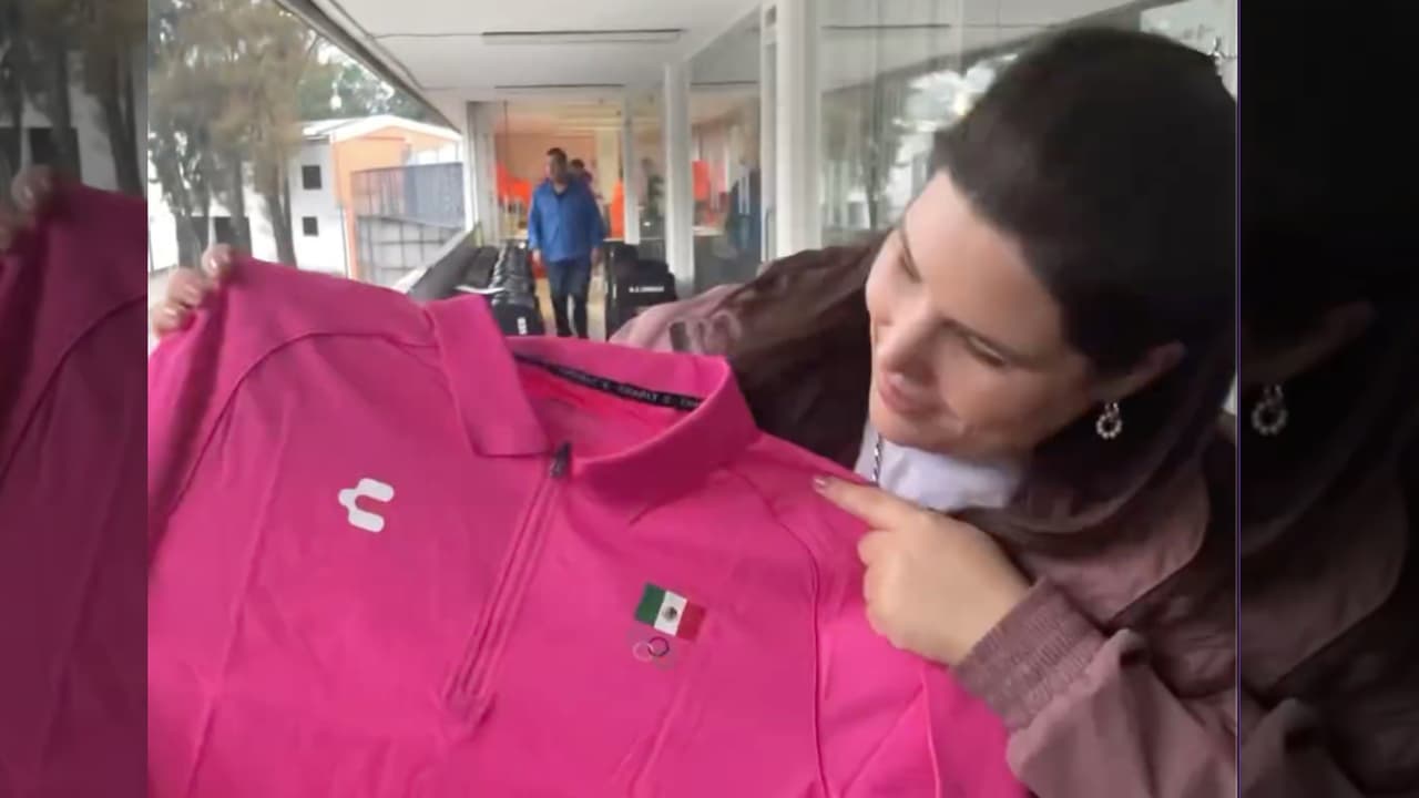 Alejandra Zavala presume uniformes de la delegación mexicana para París 2024