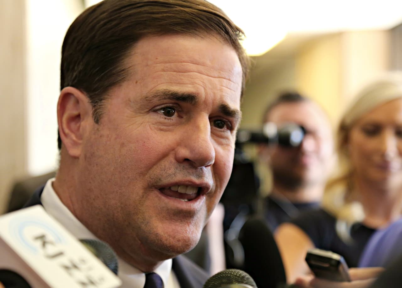 Grupo recolecta firmas para la destitución del gobernador de Arizona Doug Ducey