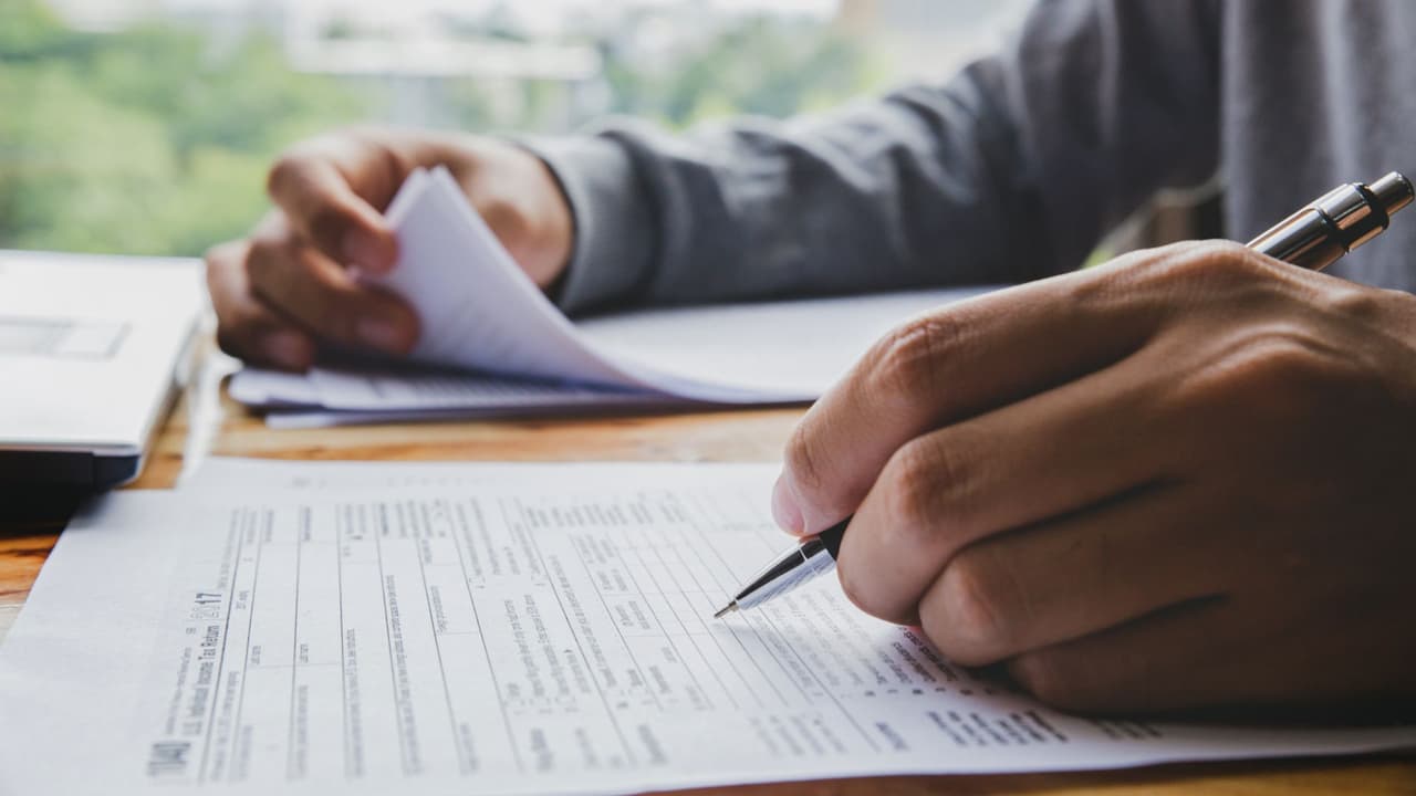 <h3 class="cms-H3-H3">En resumen 💡</h3> 
<b>👉🏻 Lo nuevo:</b> el IRS no ofrecerá Direct File durante la temporada fiscal 2026. 
<br>
<b>👉🏻 A quién afecta:</b> a contribuyentes que usaron el servicio gratuito y directo con el IRS. 
<br>
<b>👉🏻 Alternativas: </b>Free File y los programas VITA/TCE siguen activos y disponibles. 
<br>
<b>👉🏻 Próximo paso: </b>reunir documentos (W-2, 1099, ITIN o SSN) y confirmar elegibilidad para Free File en enero.