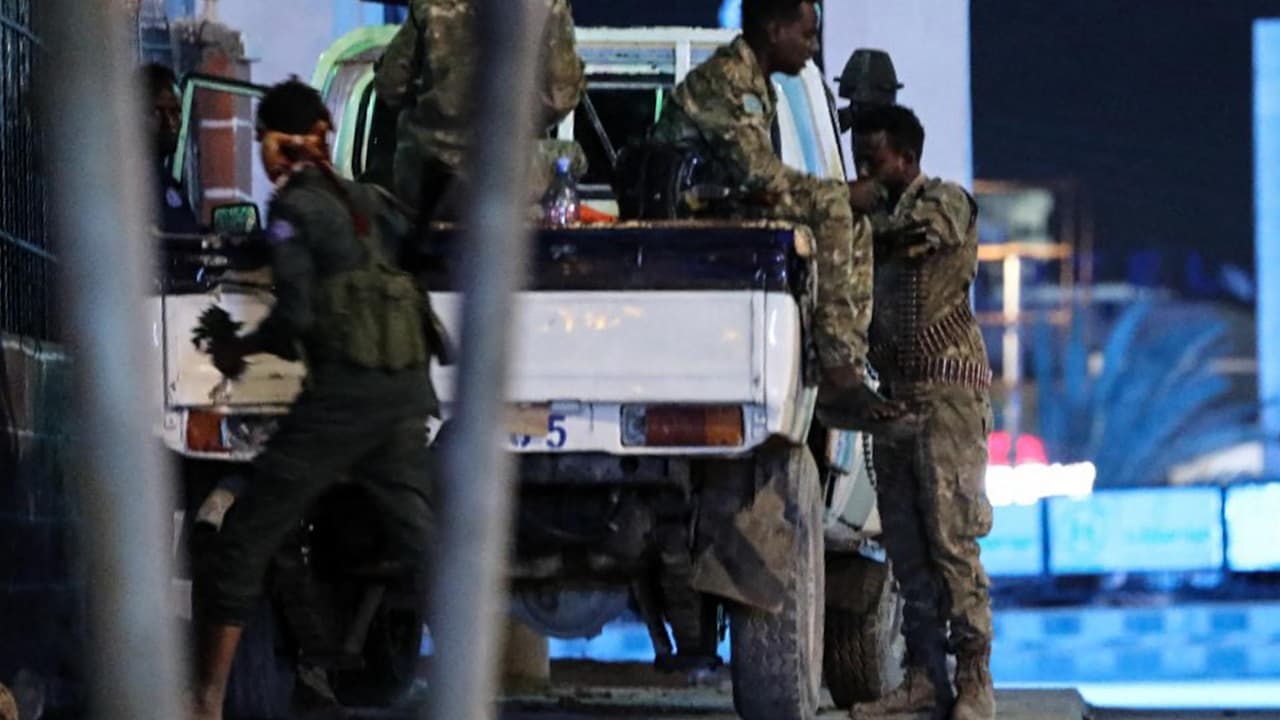 Ráfagas de bala y estallidos de bombas: un hotel de lujo lleva dos días sitiado por un grupo yihadista