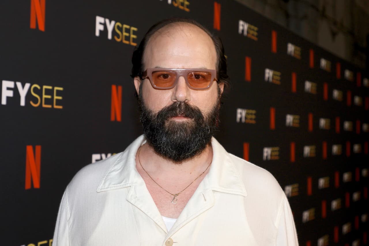 Este aspecto no dista mucho del estilo cotidiano de Brett Gelman.
