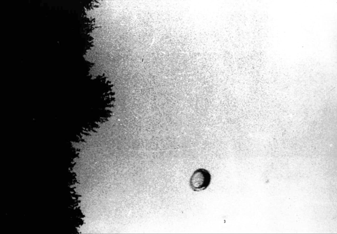 Esta fotografía poco clara de un objeto circular en el cielo fue tomada por un turista en Rumania, cerca de la ciudad de Cluj, en septiembre de 1968.