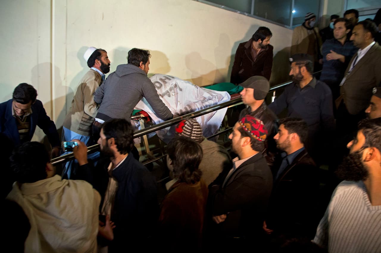 "Los restos están esparcidos por un área de un kilómetro. Hay cuerpos que están en trozos", dijo a Efe el jefe del gobierno local de Havelian, Aurangzeb Haider, quien estuvo en el lugar del accidente. En la imagen, voluntarios trasladan restos de los fallecidos a una morgue en la ciudad de Abbottabad.