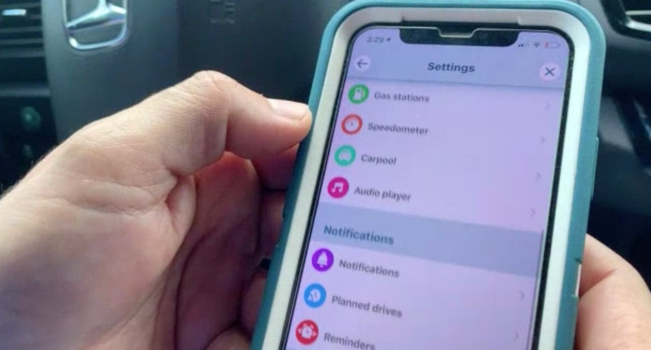 Es muy fácil activar la aplicación, primero se abre, se va al área de settings donde dice ‘reminders’ activa ‘child reminder’ usted puede elegir el mensaje que quiere escuchar de la aplicación cuando llegue a su destino.