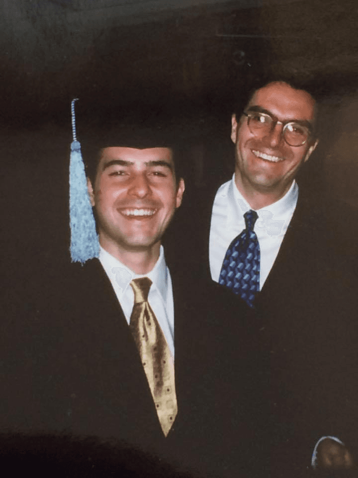 “Hace apenas unos añitos, no muchos, cuando me recibí de la escuela de Arquitectura en la Universidad Iberomericana. Aquí con mi profesor favorito y director de mi tesis Rafael Fierro”, recordó Carlos Calderón junto a esta fotografía de recién graduado.