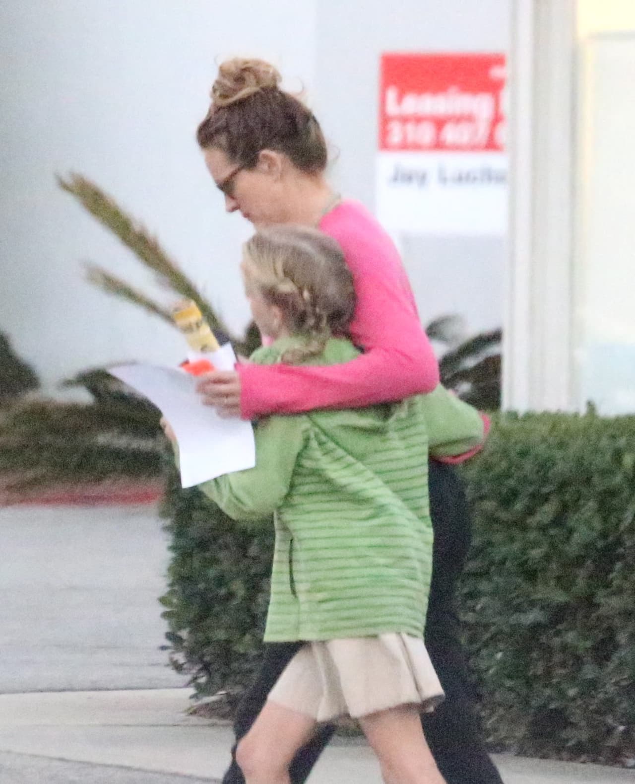 Julia llegó sin maquillaje y con varios papeles en la mano.