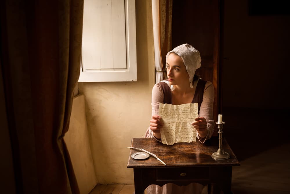 <h3 class="cms-H3-H3">¿Qué hacer cuando se rompe un espejo? </h3>
<br>
<br>Esta creencia, de romper un espejo y ser merecedor de siete años de mala suerte, es muy antigua y estaba destinada para asustar a los sirvientes con el objetivo que de fueran más cuidadosos a la hora de hacer sus deberes y no rompieran los objetos materiales de la casa a la prestaban sus servicios. 
<br>