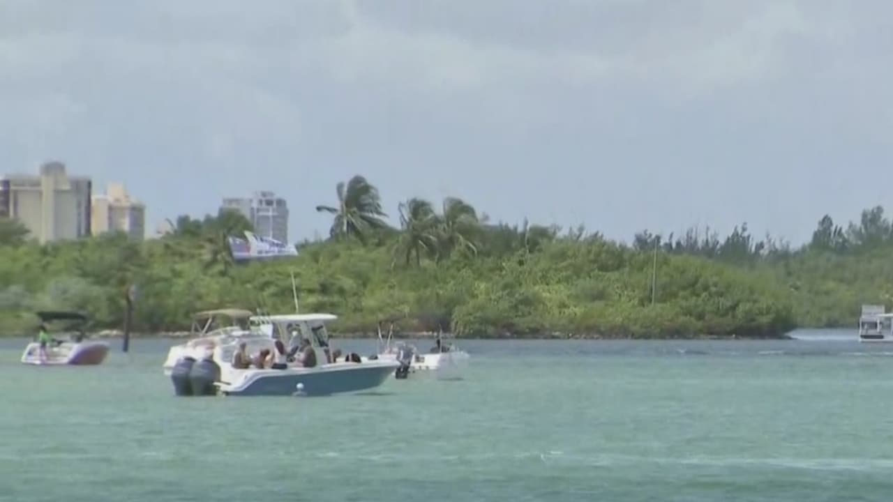 Buscan a un joven que cayó al mar luego que un bote se estrelló en Haulover Beach