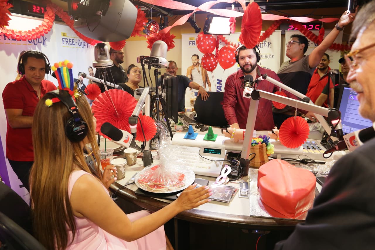 La locutora agradeció a los integrantes de la banda por la sorpresa y los invitó a regresar muy pronto.