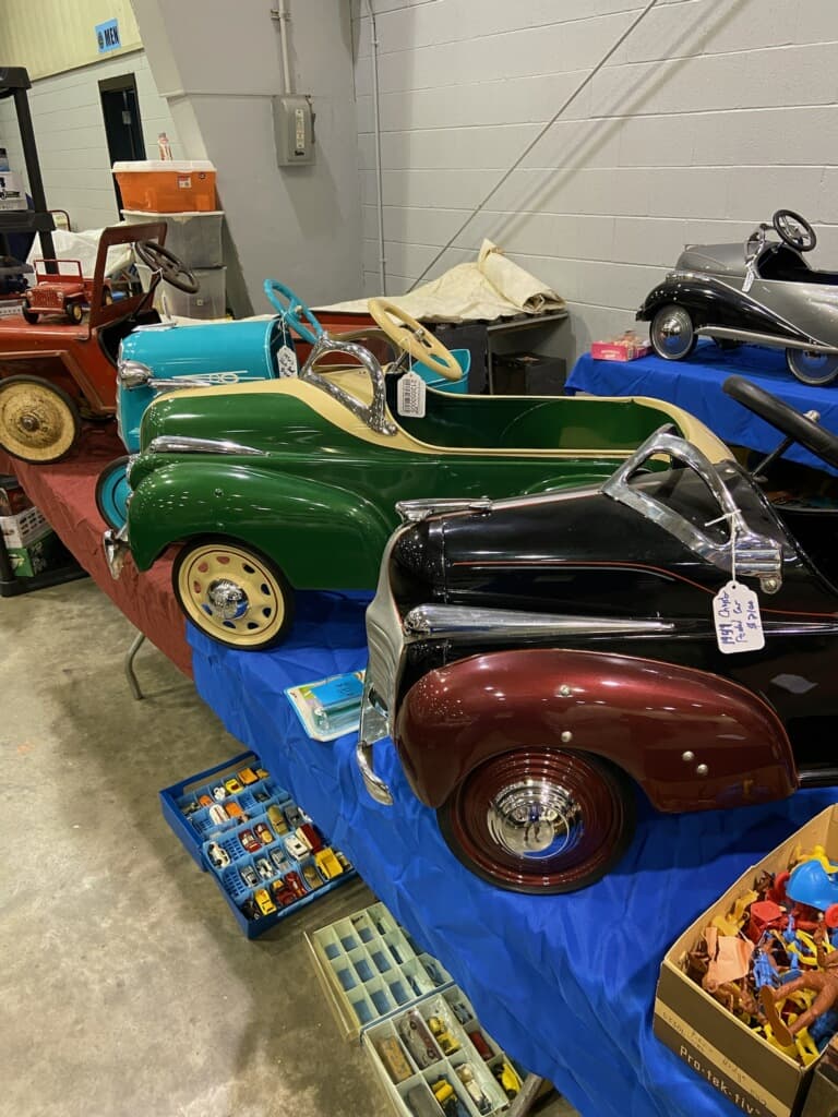 <b><a href="http://www.insidepitchpromotions.com/ " target="_blank">Toy, Sportscard, Non-Sportscard & Hot Wheels Show en Raleigh (8 de enero)</a></b>: Los vendedores de artículos deportivos antiguos y nuevos, juguetes y coleccionables de pasatiempos, organizan mesas en el recinto ferial estatal de Raleigh para que los invitados compren o intercambien.