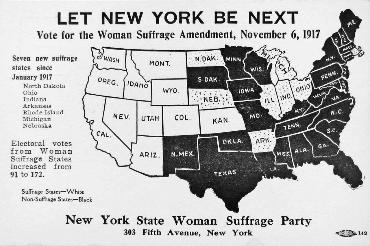 "Hagan que Nueva York sea el próximo", se puede leer en esta otra tarjeta de 1917 con los estados que ya habían aprobado el sufragio femenino en blanco.