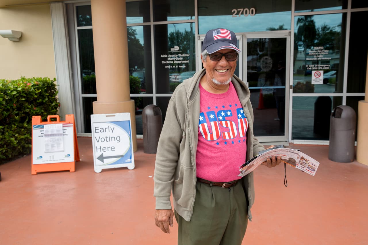 Reinaldo, votante del condado Miami-Dade se acercó al centro de votación para buscar información. "Ningún candidato me gusta demasiado, estoy agradecido con este país que me ha dado todas las oportunidades, incluso de ser ciudadano. Quiero que las leyes sean iguales para todos, me da miedo que mis familiares que no son ciudadanos sean expulsados, y tampoco quiero que continúen las mismas políticas del actual gobierno, por eso estoy indeciso".