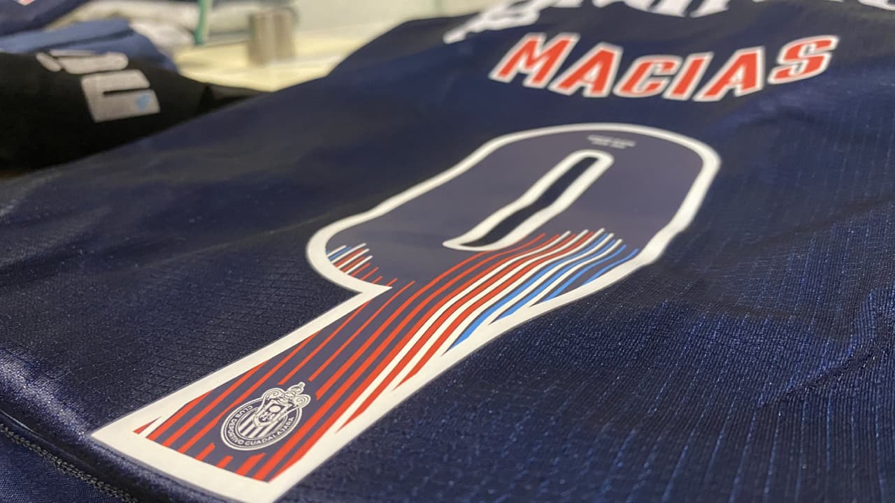 Chivas estrena uniforme de gala y por fin gana en el Guard1anes 2021