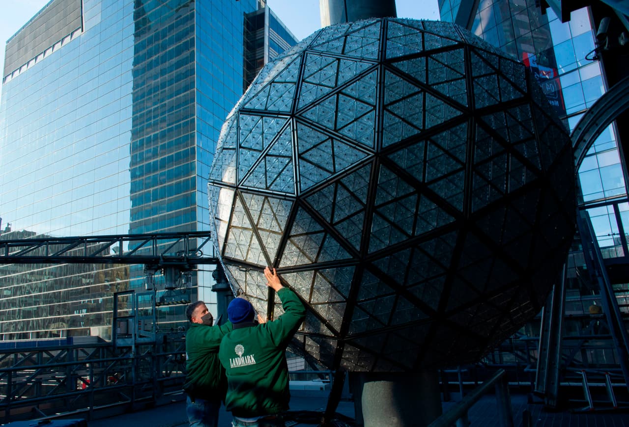 Trabajadores de Nueva york instalan cristales en la acostumbrada bola de a˜ño nuevo que desciende justo a la medianoche del 31 de diciembre. Gracias (o por culpa) del coronavirus esta vez no se verán las escenas de miles de personas apretujadas y pasando frío esperando que toque la medianoche.