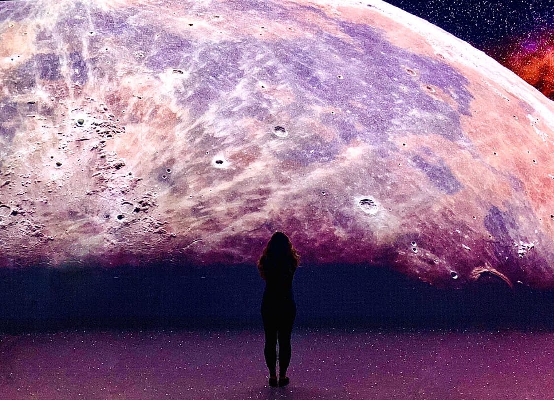 <b><a href="https://www.illuminarium.com/atlanta-events/spaceatl">SPACE: A Journey to the Moon & Beyond (Hasta el 8 de enero)</a></b>. Se trata de un un viaje inmersivo fuera de este mundo a través de la galaxia. Vuela a través de una nebulosa en tecnicolor, levanta polvo en la luna, observa de cerca los anillos de Saturno y serpentea a través de un cinturón de asteroides.